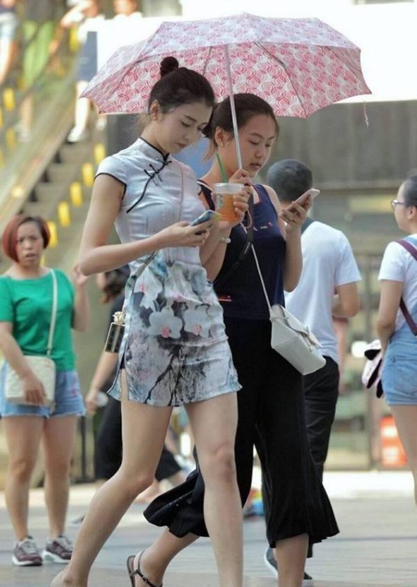 街拍美女：青春亮丽白嫩皮肤，赶紧来评分！