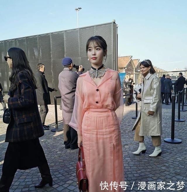 「橙粉」米兰看GUCCI秋冬秋蜜瓜橙粉裙,IU乖乖女终于出门了
