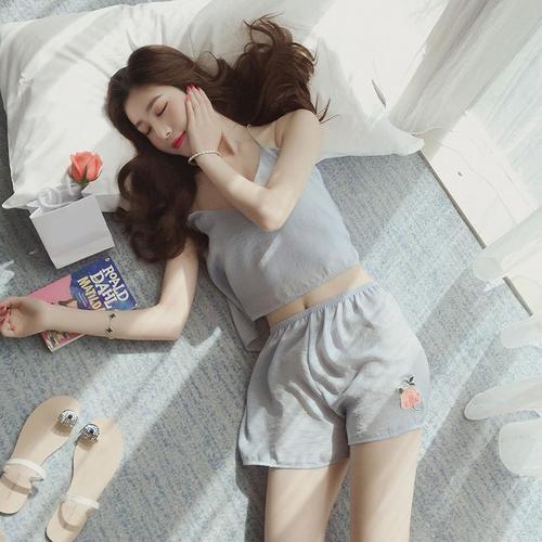 家里穿的衣服不要不关心，睡衣要注意定期更换，对健康和舒适负责