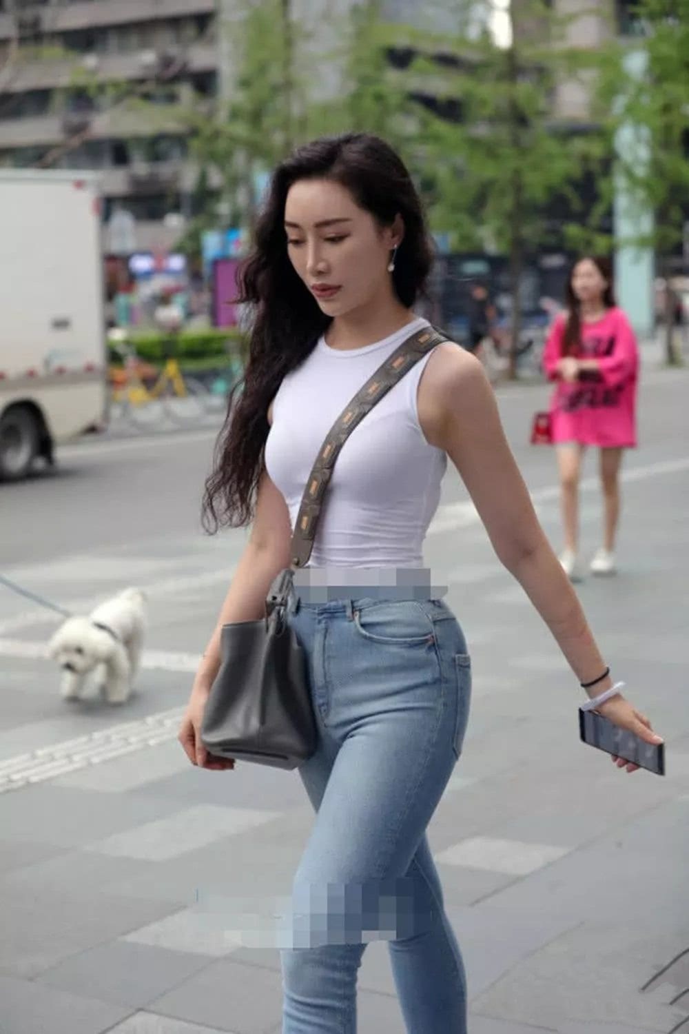 服了这3个姐姐！这么紧的牛仔裤也硬塞进去，却收到不一般的效果