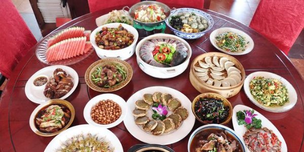  宴席|先看农村300元的酒席，再看城里2千元的酒席，看完就知道差