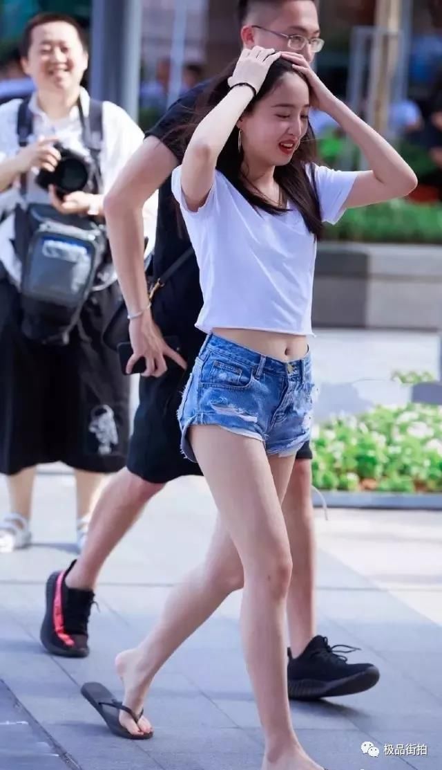 武汉街拍 超短牛仔热裤白皙露脐可爱小姐姐 每一个动作都是那么撩