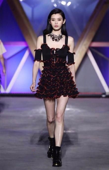 奚梦瑶真有心计，为了秀腰快把腰带拖地上了，为了秀鞋直接绑脚上