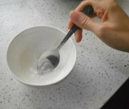 最近很火的一个新妙用,在家里当白醋碰上它,皮肤紧俏白净