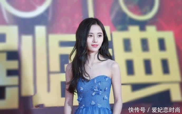 鞠婧祎短裤穿得太短了，难怪一路都要用“小猪佩奇”挡着！