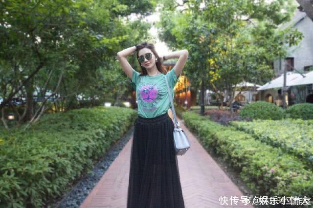 林志玲哪像43岁的女人？碎花裙＋银色高跟鞋，这身材保持得太好