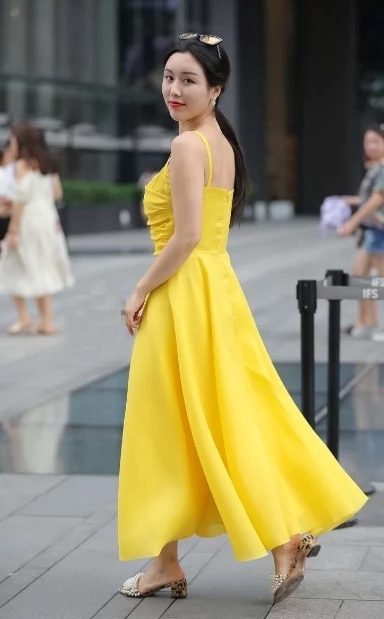  有型|街拍：个性前卫的美女，显得挺拔有型