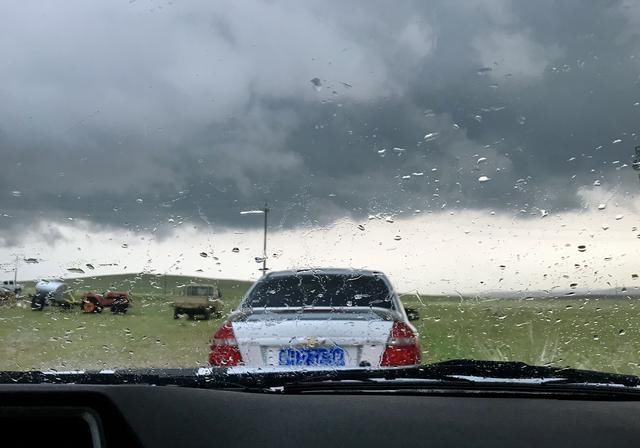 自驾房车在内蒙草原和暴风雨赛跑，被巨大的乌云盖顶是什么感受？