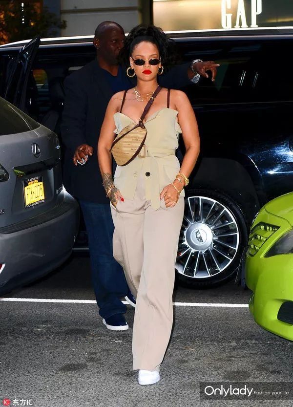 你距离时髦精可能就差一副超窄墨镜了