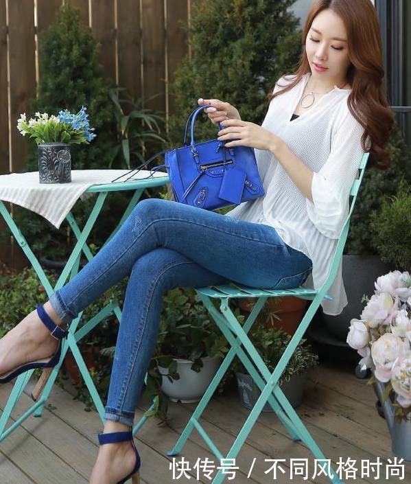 靓丽好看的牛仔裤小姐姐，秀出苗条身材，显得活泼有朝气！