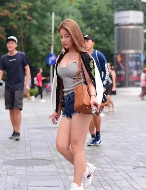 街拍：A字褶皱小短裙，上衣粉红小吊带，简直就是完美的搭配！