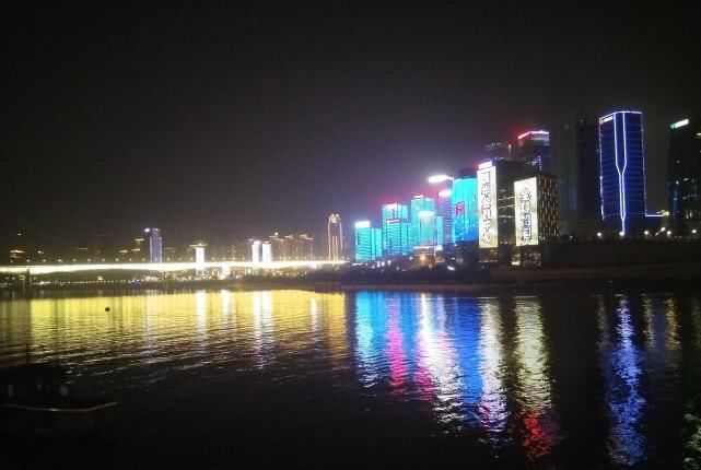 我国夜景最美的城市，GDP突破20000亿，人口超3000万