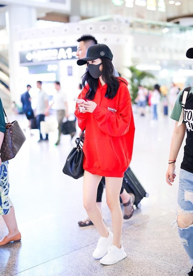 当鞠婧祎和杨幂同玩下衣失踪秀美腿，才终于明白腿长和腿细的差别