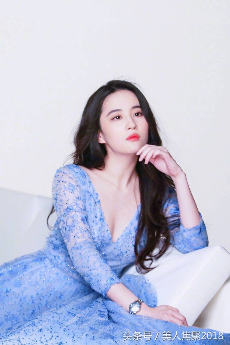 “神仙姐姐”刘亦菲身穿星空网纱长裙，尽显妩媚迷人风情