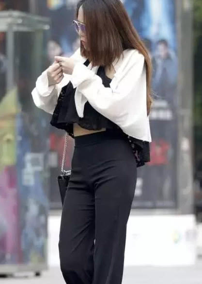 美女姐姐的时尚穿衣风格！惊呆路人！白加黑的搭配好完美 网友：