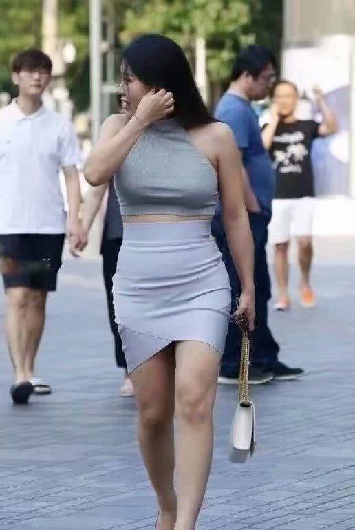 街拍:穿着时尚紧身的小姐姐,气质优雅大方时尚性感!