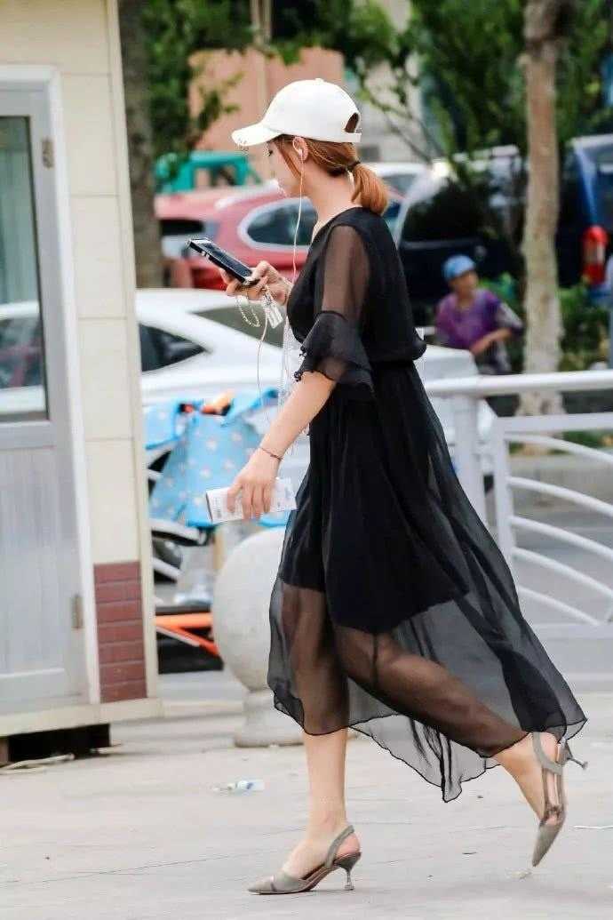 紧身打底裤再迷人, 也敌不过连衣裙的美