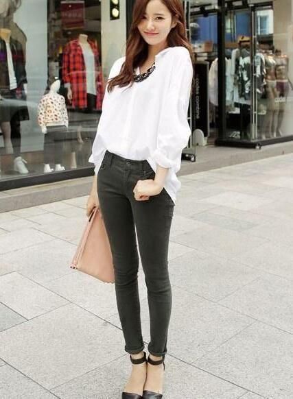 紧身牛仔裤打造凹凸身姿，尽显女性迷人气息