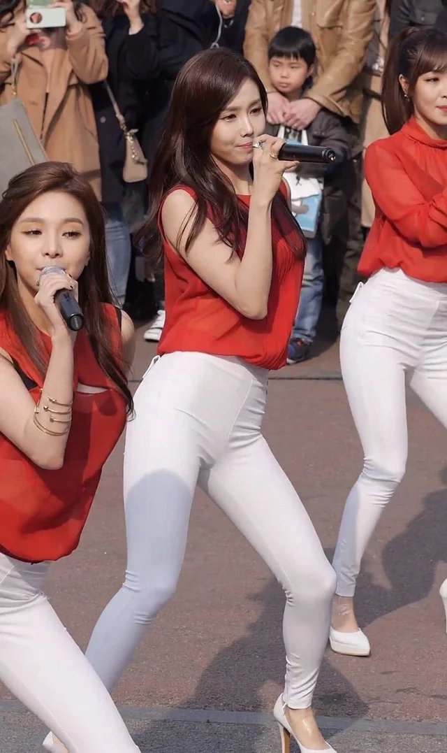 小姐姐白色清透的紧身裤跳舞，身材扭动的画面很有视觉冲击力