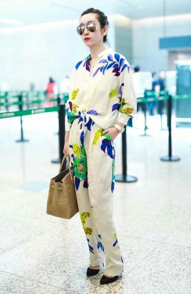 同是40岁，秦海璐把衬衣摆打了个结，轻松赢了闺蜜刘涛！