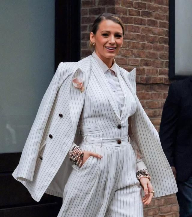 很能打的周慧敏又穿仙女裙，不会老的袁泉用皮衣高级大家一脸！