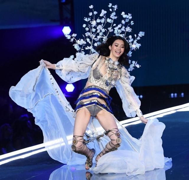 奚梦瑶太会穿搭胸以下全是腿！机场秒变T台，机场秀不得不服她！