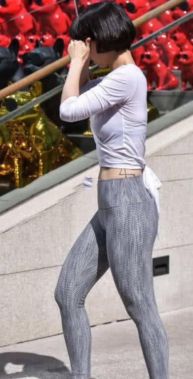 可爱小姐姐紧身运动裤绷出肥硕臀型，Q弹十足