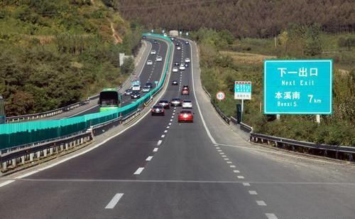 高速上为什么有的车在左侧车道上行驶还打着左转向灯