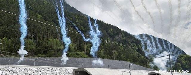 坐火车过这个隧道要近一个小时, 挖了十七年震撼世界!