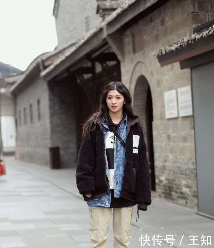 #身材#美女街拍:时尚穿搭的小姐姐,青春靓丽,身材婀娜多姿!