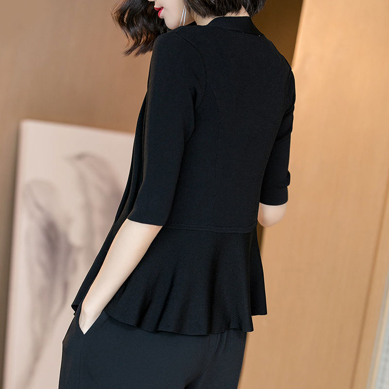 别傻买羽绒服了，又贵又土!今年流行这种“薄外套”，适合初秋穿