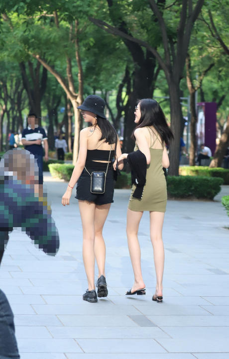 街拍:身材好就是任性,想低调都很难!走在街上堪比“王炸”