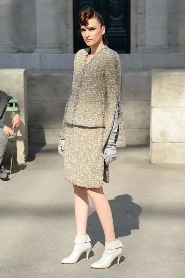 我们在巴黎大皇宫变的书报亭里问了周迅和刘雯一些小秘密……