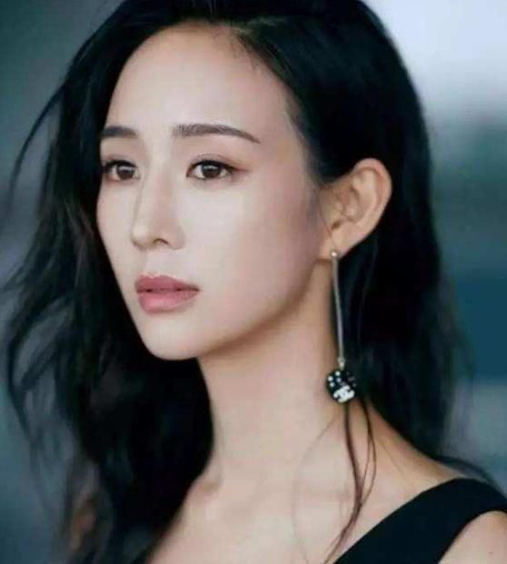  『佩戴』奔四的张钧甯，美艳如20岁少女，减龄服饰搭配精致首饰帮了大忙