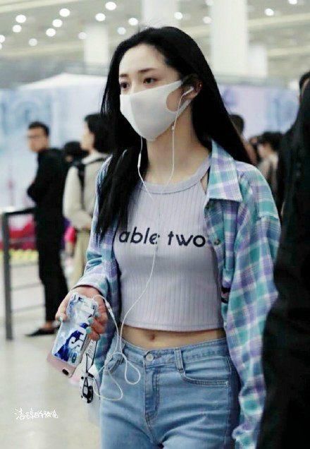 31岁宋茜和19岁周洁琼同穿露脐装，网友:真嫩和装嫩的差距!