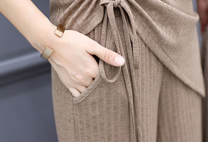 国庆节出游，穿裙子不方便!学70后老婆穿这套装，美的动人心魄