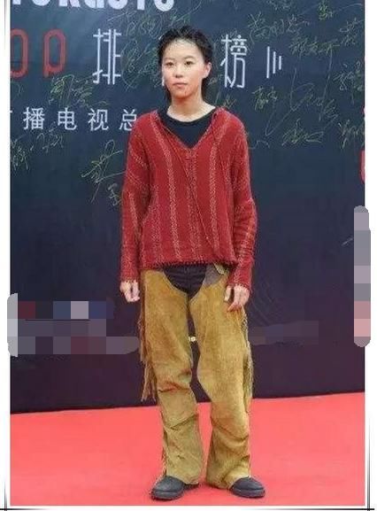 窦靖童又刷三观！这么大胆的裤子也敢穿出门，网友：王菲不管管吗