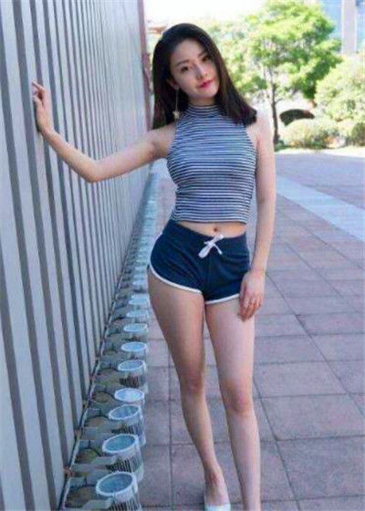 『阳光』街拍:美女紧身背心配短裤,休闲的穿搭,充满阳光活力