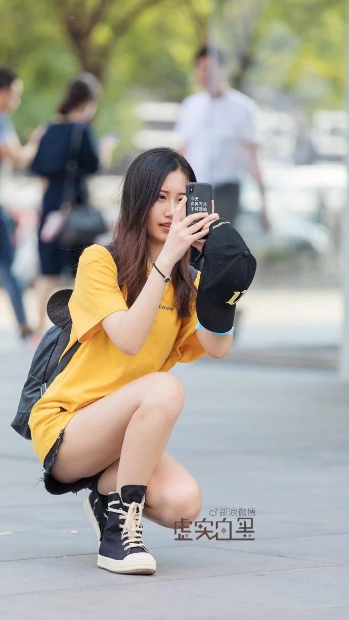 街拍:将T恤一角随意插进腰部，拥有大长腿就是这么简单