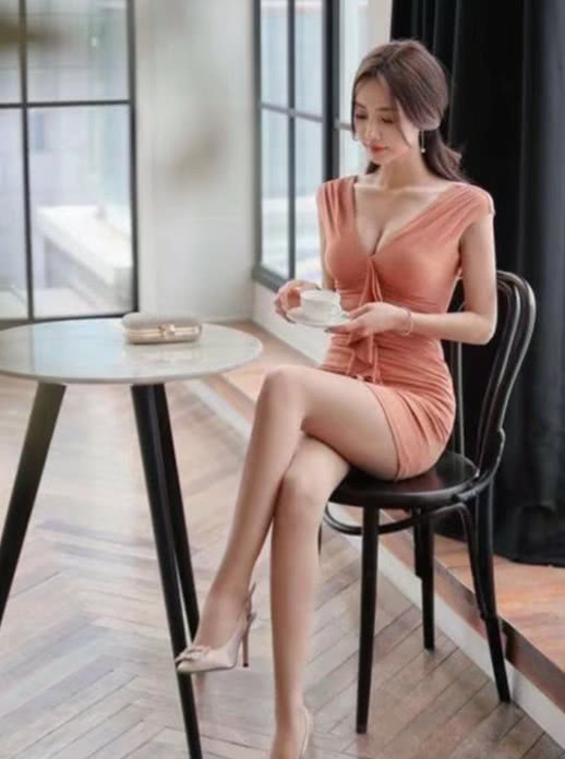 性感小姐姐包臀裙美出天际,衬托的小姐姐的美腿更加的修长