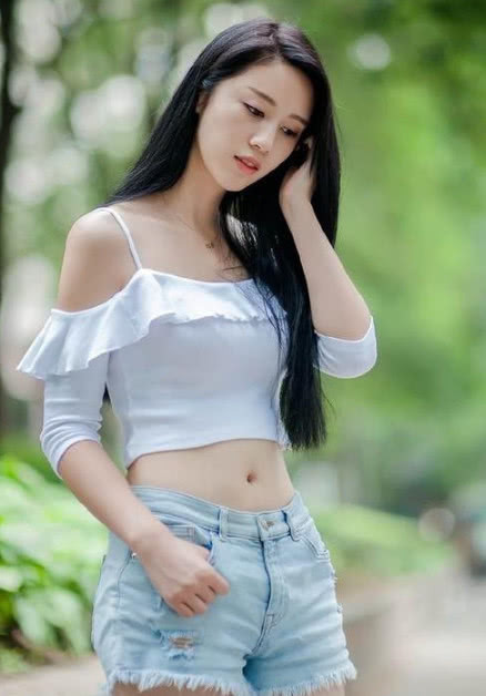 街拍：漂亮高挑前卫的小姐姐，穿着看起来不看脸就知道很美！