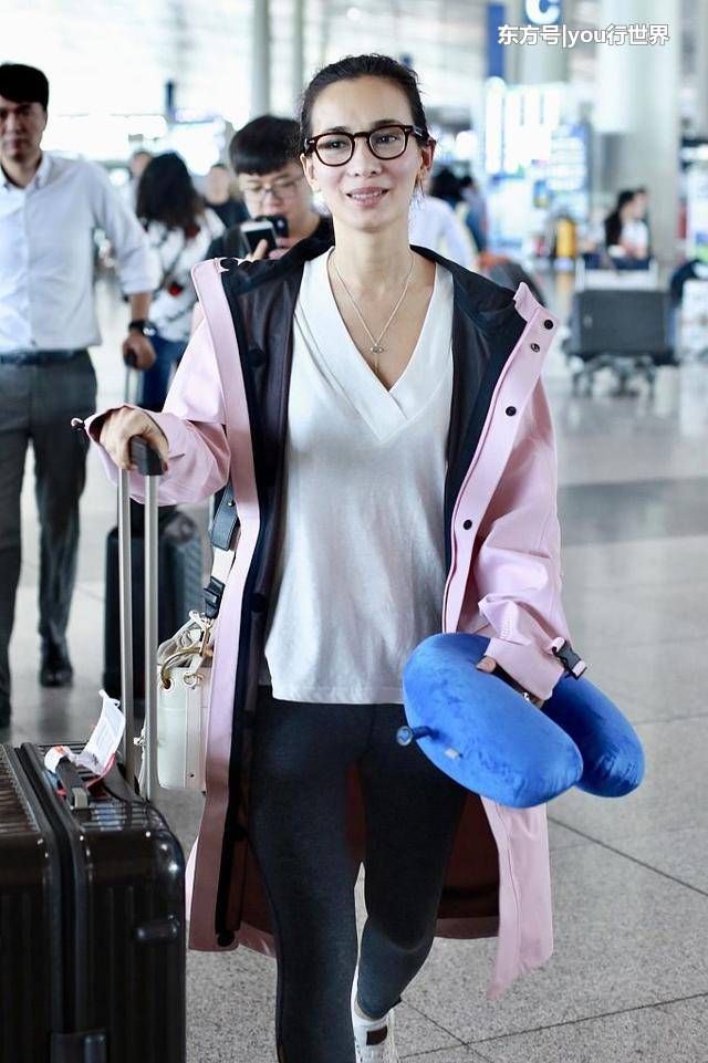 看卢靖姗穿紧身裤挺惊艳的!网友:这种裤子很挑人,穿不好就腿粗