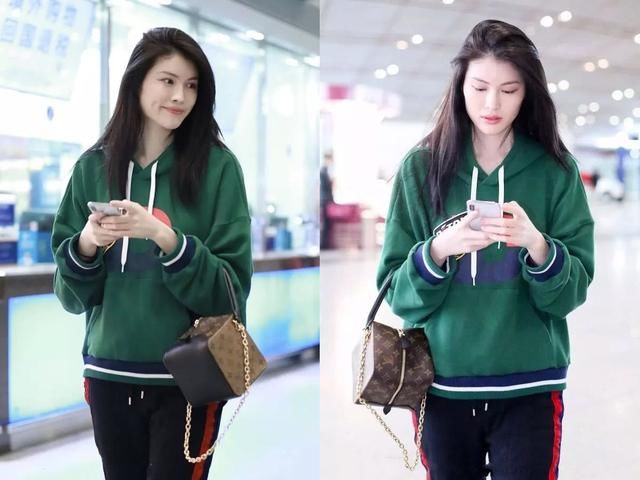 何穗就是会搭，牛仔裤塞进短靴里也不丑，网友:一般人穿丑哭了!