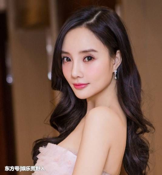 李小璐与女儿现身机场状态佳，佩戴婚戒力破与贾乃亮离婚谣言