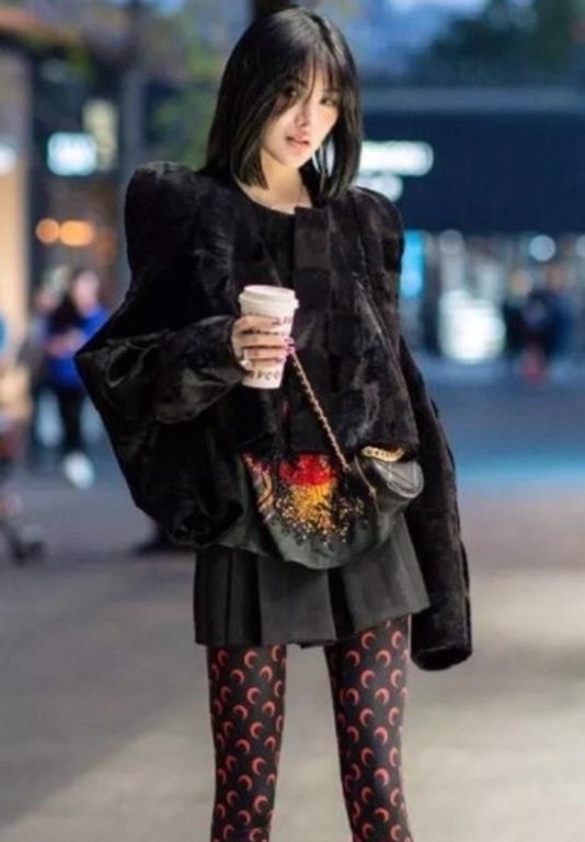 #小姐姐#街拍:迷人优雅的长发美女,简单穿着魅力十足,美的迷人!