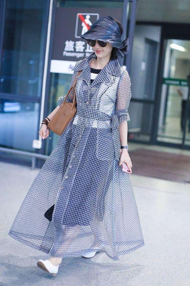 黄圣依反季节吸睛?长裙内套背心搭半身裙，网友直呼:看不懂时尚