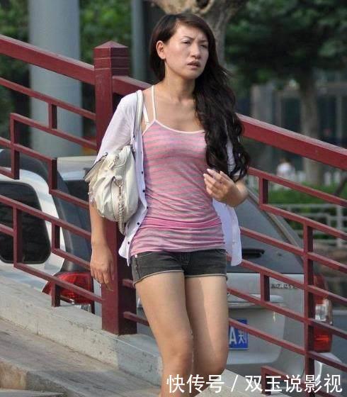 街拍：穿古装出镜的美女，图5这一身走大街上回头率很高吧！