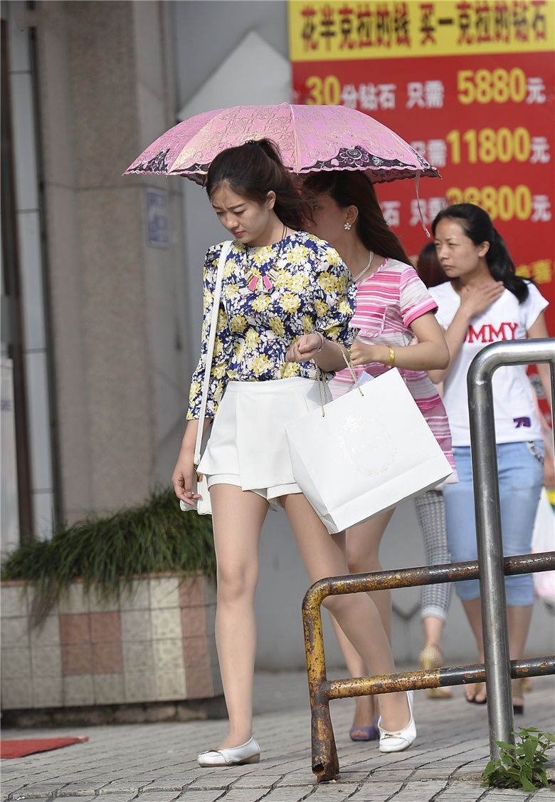 街拍联盟：肉丝平底鞋展现美女修长美腿，身姿动人