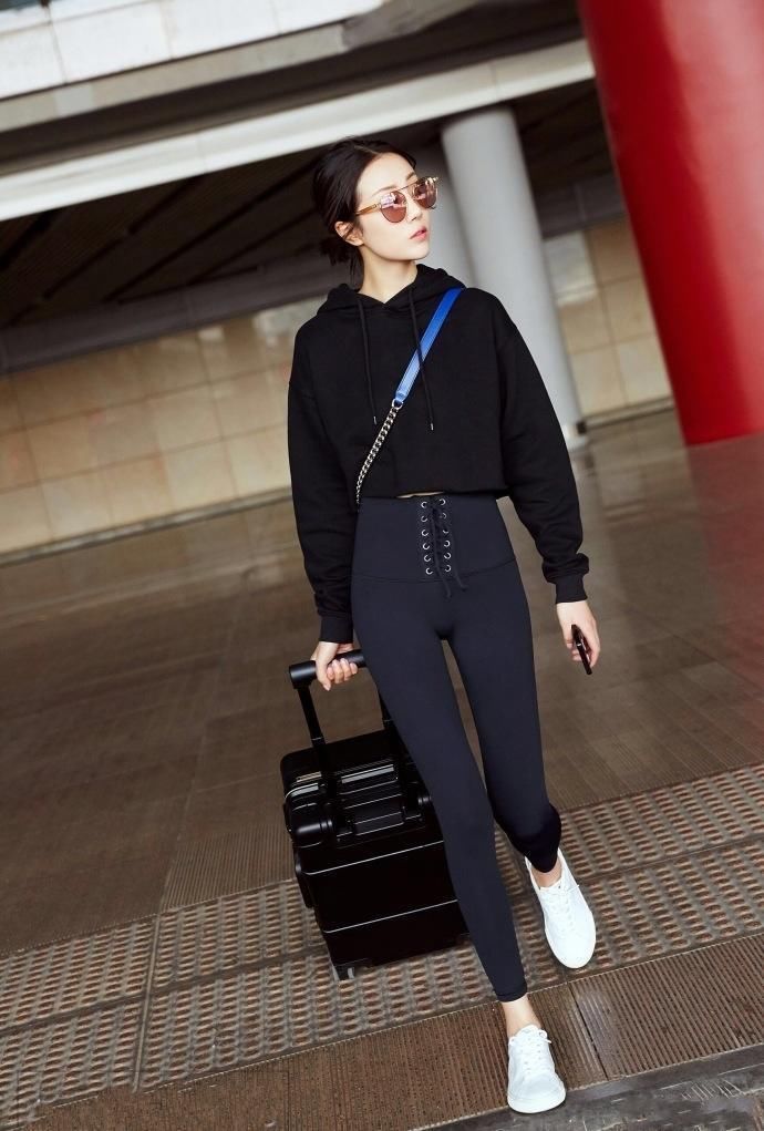 李溪芮厉害了!硬生生把瑜伽裤穿成9分裤，网友:这腿我服了!