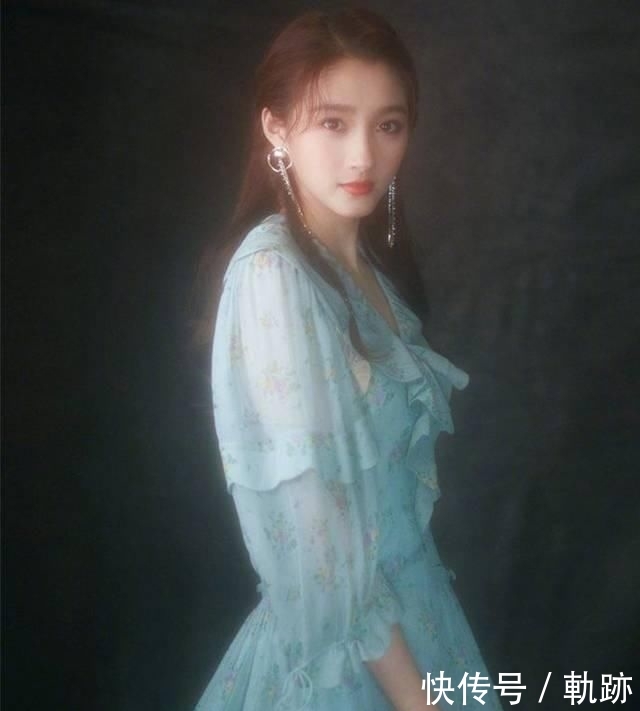 『花朵』2020开春 流行穿“开满花”的裙子,谁穿谁美!